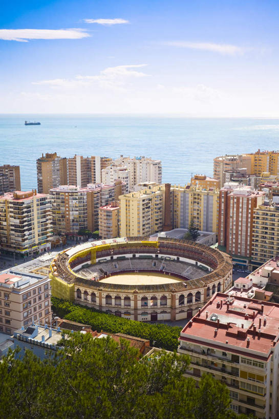 无人,体育馆,高楼大厦,运动场,竖图,俯视,航拍,室外,白天,度假,海浪,海洋,美景,城市风光,城市,大厦,建筑,轮船,摩天大楼,船,西班牙,欧洲,一艘,景观,浪花,水平线,云,云朵,海平线,云彩,娱乐,体育场,蓝色,白云,蓝天,天空,海水,楼宇,交通工具,天,享受,休闲,景色,放松,晴朗,鸟瞰,南欧,载具,海景,马拉加,西班牙王国,运动馆,大海,风浪,海,海水的波动,近岸浪,涌浪,晴空,彩图,高角度拍摄,大楼,高层建筑,高楼,摩天楼