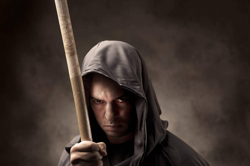 西方人,脸,头,脸颊,手,一个人,站,横图,室内,特写,白天,正面,欧洲,欧洲人,仅一个男性,仅一个人,仅一个中年男性,握,阴影,黑色背景,服装,反射,工具,器材,影子,注视,休闲装,肩膀,一个,衣服,观察,看,站着,休闲,手部,休闲服,器械,连帽衫,握着,摄影,服饰,影棚,单个,拐杖,观看,单手,察看,恐怖,关注,帽衫,可怕,登山杖,辅助设备,可骇,登山棍,男人,男性,中年男性,白种人,头部,脸部,脸蛋,面部,登山,爬山,站立,半身,彩图,影棚拍摄,拍摄