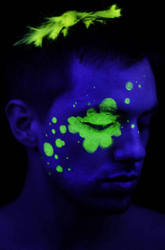 西方人,脸,头,脸颊,脖子,一个人,站,闭眼,竖图,室内,特写,白天,侧面,化妆,叶子,欧洲,欧洲人,仅一个男性,仅一个人,阴影,黑色背景,光线,影子,斑点,绿叶,肩膀,仅一个年轻男性,绿色,站着,嫩叶,摄影,影棚,荧光,萤光,男人,男性,年轻男性,白种人,头部,脖,颈,颈部,脸部,脸蛋,面部,叶,叶片,闭眼睛,闭着眼,闭着眼睛,站立,半身,彩图,影棚拍摄,拍摄