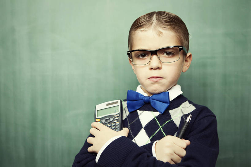 西方人,儿童,一个人,站,横图,室内,白天,正面,毛衣,纯洁,计算器,欧洲,欧洲人,仅一个男性,仅一个人,握,计算,科学,笔,领结,眼镜,办公用品,拿,拿着,注视,文具,小孩,学习用品,黑板,观察,看,站着,仅一个小孩,可爱,童年,童趣,教学,握着,理财,财务,观看,文具用品,察看,象征,庄重,关注,数学,身份,线衫,近视眼镜,童真,烂漫,无邪,正式,地位,耐磨,教学黑板,毛线衣,绒线衣,天真,男孩,男人,男性,白种人,孩子,站立,半身,彩图,绒衣,套衫,套头毛衣,线衣,男生