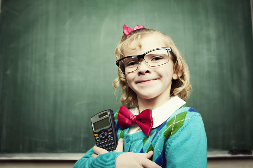 西方人,儿童,一个人,学校,站,笑,双手交叉,微笑,横图,室内,白天,正面,毛衣,纯洁,计算器,欧洲,欧洲人,仅一个女性,仅一个人,握,计算,科学,领结,眼镜,办公用品,拿,拿着,注视,校园,小孩,黑板,观察,看,站着,仅一个小孩,教室,可爱,童年,童趣,教学,握着,理财,财务,观看,察看,双手抱胸,课堂,象征,庄重,关注,数学,身份,线衫,近视眼镜,童真,烂漫,无邪,正式,地位,耐磨,教学黑板,毛线衣,绒线衣,天真,女孩,女人,女性,白种人,孩子,站立,半身,彩图,绒衣,套衫,套头毛衣,线衣,女生