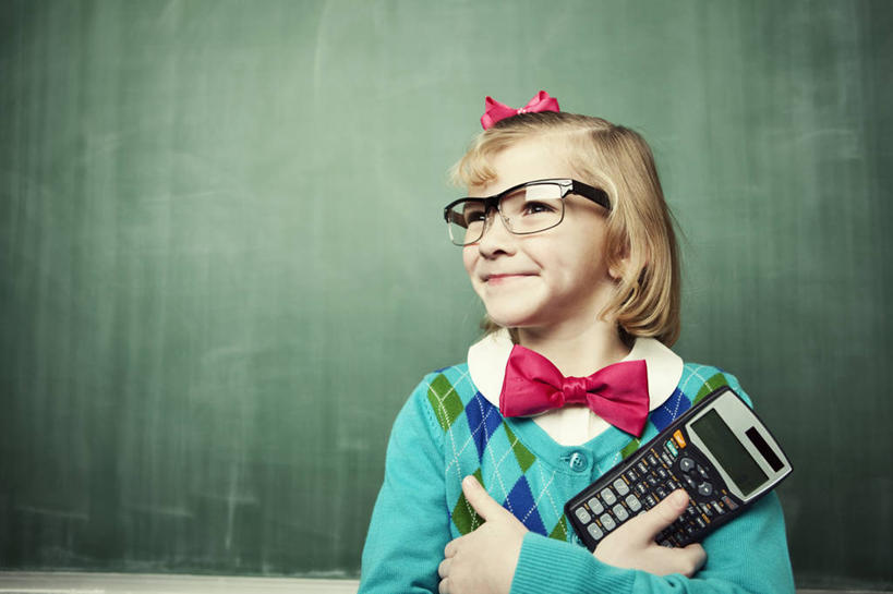 西方人,儿童,一个人,学校,站,笑,双手交叉,微笑,横图,室内,白天,正面,毛衣,纯洁,计算器,欧洲,欧洲人,仅一个女性,仅一个人,握,装饰,计算,科学,领结,头饰,眼镜,办公用品,拿,拿着,扭头,注视,校园,小孩,发夹,发饰,夹子,饰品,黑板,观察,看,站着,转头,仅一个小孩,教室,可爱,童年,童趣,教学,握着,理财,财务,观看,华丽,修饰,点缀,察看,双手抱胸,课堂,象征,庄重,关注,数学,身份,线衫,近视眼镜,童真,烂漫,无邪,配饰,衬托,美观,雅致,雅观,正式,地位,耐磨,教学黑板,毛线衣,绒线衣,天真,女孩,女人,女性,白种人,孩子,站立,半身,彩图,绒衣,套衫,套头毛衣,线衣,女生