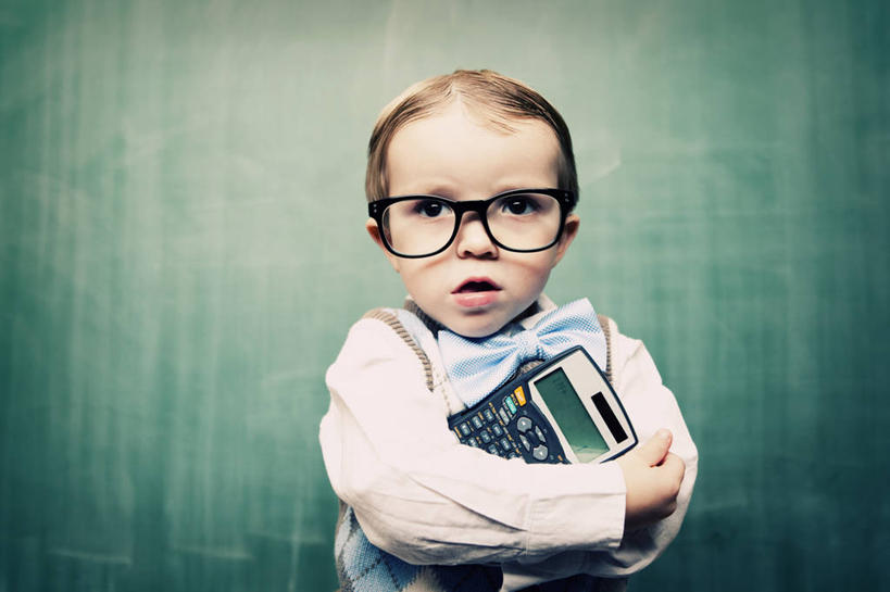 西方人,儿童,一个人,学校,站,抱,横图,室内,白天,正面,纯洁,计算器,欧洲,欧洲人,仅一个男性,仅一个人,服装,计算,科学,领结,眼镜,办公用品,扭头,注视,休闲装,校园,小孩,衣服,黑板,观察,看,站着,转头,仅一个小孩,休闲,教室,休闲服,可爱,童年,童趣,教学,理财,财务,服饰,抱着,观看,察看,课堂,搂着,象征,庄重,关注,数学,身份,近视眼镜,童真,烂漫,无邪,正式,地位,耐磨,教学黑板,天真,男孩,男人,男性,白种人,孩子,搂,搂抱,站立,半身,彩图,男生