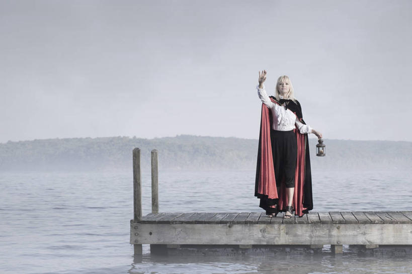 西方人,一个人,码头,站,举,笑,微笑,露齿笑,横图,室外,白天,正面,海浪,海洋,山,山脉,港口,照明,欧洲,欧洲人,仅一个女性,仅一个人,阴影,服装,光线,影子,浪花,山峰,水平线,云,云朵,辽阔,灯光,海平线,山峦,云彩,挥手,拎,注视,休闲装,再见,灯,衣服,蓝色,白云,蓝天,天空,阳光,海水,灯具,群山,天,观察,看,手势,托,站着,招手,仅一个中年女性,休闲,广阔,休闲服,提,服饰,晴朗,告别,观看,一望无际,照亮,察看,提着,照明设备,关注,油灯,摆动,斗篷,海景,离别,辞行,无边无际,一马平川,大氅,女人,女性,中年女性,白种人,大海,风浪,海,海水的波动,近岸浪,涌浪,晴空,举起,举手,举着,向上举,向上伸,向上托,站立,彩图,全身,摆渡口,埠头,渡口,渡头,港湾,海港,货运码头,口岸,商港,水天相接,水天一线,拎着