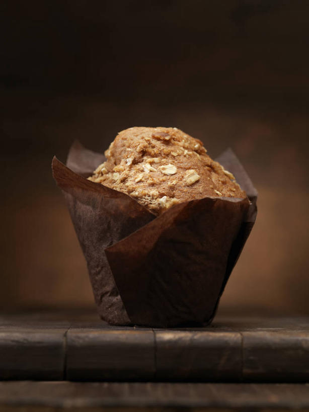 点心,无人,竖图,室内,特写,白天,正面,下午茶,桌面,桌子,葡萄,木制,包装,包装纸,纸,食品,案板,纸张,松饼,砧板,食物,糕点,木制品,葡萄干,摄影,影棚,褐色背景,包装材料,牛皮纸,玛芬蛋糕,乌珠木,山葫芦,蒲桃,草龙珠,彩图,影棚拍摄,拍摄,葡萄干松饼