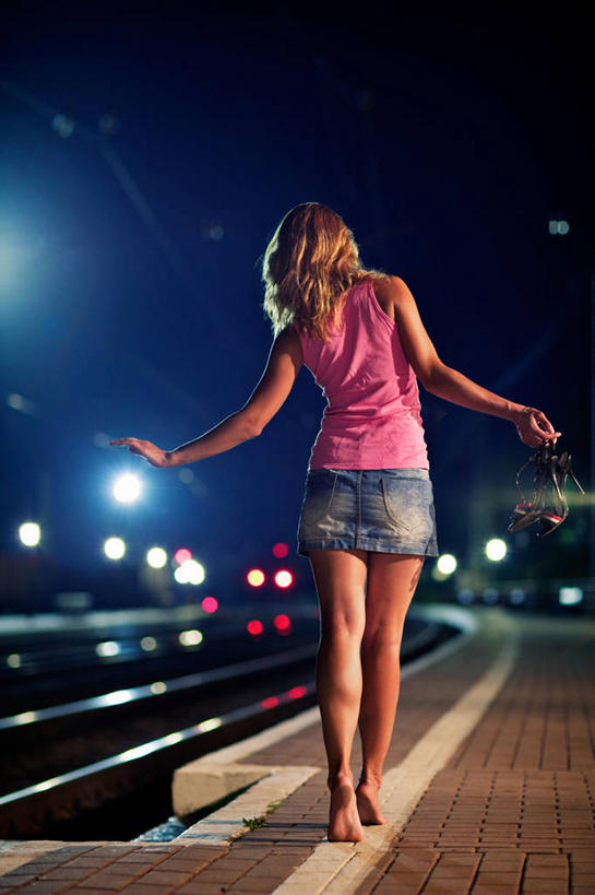 西方人,一个人,走,伸展双臂,竖图,室外,夜晚,道路,路,路灯,公路,照明,欧洲,欧洲人,仅一个年轻女性,仅一个女性,仅一个人,阴影,服装,光线,影子,灯光,交通,拎,休闲装,光脚,灯,背面,衣服,休闲,赤脚,休闲服,提,服饰,照亮,提着,照明设备,年轻女性,女人,女性,白种人,马路,步行,敞开双臂,散步,伸开双臂,展开双肩,张开手臂,张开双臂,走路,彩图,全身,拎着