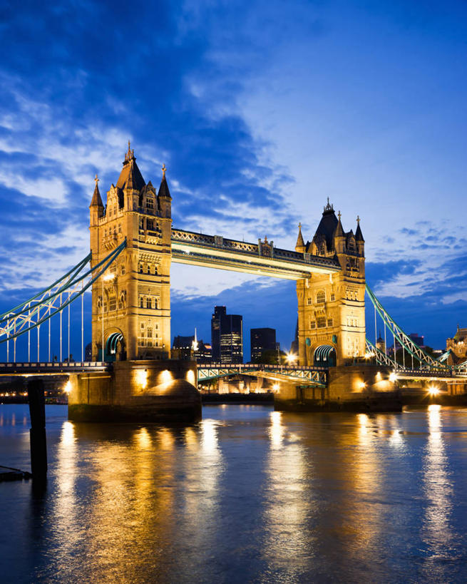 无人,高楼大厦,竖图,室外,夜晚,正面,旅游,度假,河流,水,标志建筑,大桥,大厦,地标,建筑,摩天大楼,桥梁,夜景,英国,欧洲,伦敦,阴影,光线,影子,河水,水流,云,云朵,桥,灯光,首都,云彩,娱乐,建设,伦敦塔桥,泰晤士河,蓝色,白云,蓝天,天空,天,享受,休闲,旅游胜地,放松,吊桥,晴朗,人行桥,悬索桥,西欧,吊杆,大不列颠,大不列颠及北爱尔兰联合王国,塔桥,雾都,锚锭,悬索,晴空,彩图,大楼,高层建筑,高楼,摩天楼,大不列颠王国,大英帝国,联合王国,日不落帝国