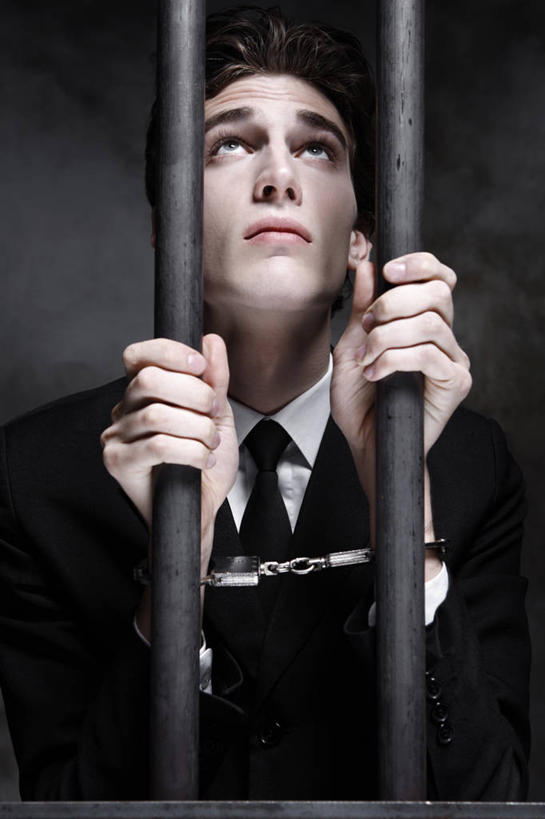 西方人,一个人,商务人士,商务男性,栏杆,站,竖图,室内,白天,正面,衬衫,手铐,欧洲,欧洲人,仅一个男性,仅一个人,关闭,握,黑色背景,套装,工具,围栏,领带,注视,护栏,仅一个年轻男性,观察,看,站着,握着,监狱,摄影,影棚,观看,禁止,察看,监禁,捕捉,逮捕,拘捕,束缚,象征,庄重,关注,限制,商务装,身份,关押,监牢,捕获,牢狱,工薪阶层,警具,警械,押解,缉捕,搜捕,捉拿,拘留,拘系,拘押,拘禁,禁制,正式,地位,监管,禁闭,男人,男性,年轻男性,白种人,白领,看守,上班族,抬头,仰头,站立,半身,彩图,影棚拍摄,衬衣,拍摄