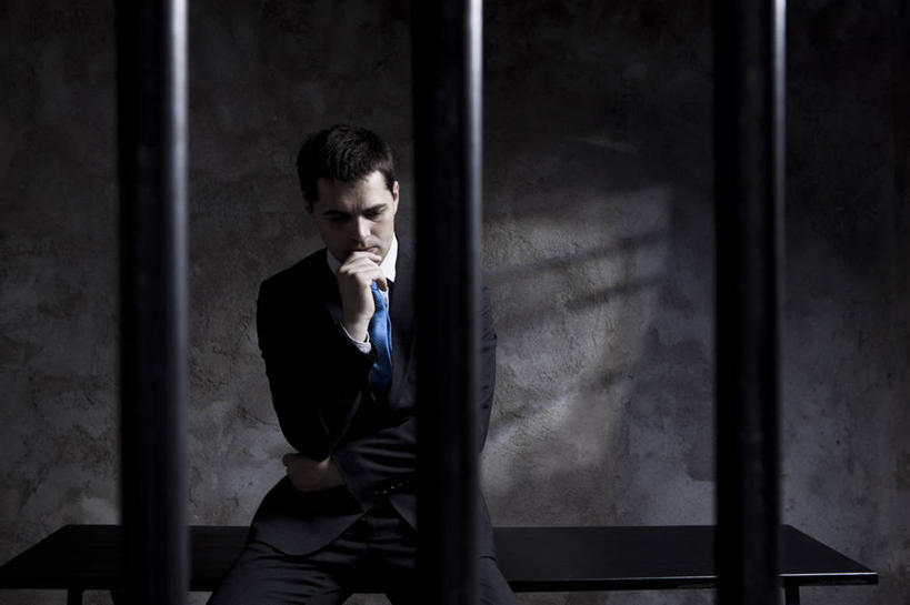 西方人,一个人,商务人士,商务男性,坐,横图,室内,白天,正面,衬衫,椅子,欧洲,欧洲人,仅一个男性,仅一个人,撑,套装,墙,领带,托腮,注视,墙壁,墙面,仅一个年轻男性,低头,观察,看,托,监狱,观看,察看,监禁,束缚,象征,庄重,关注,托下巴,商务装,身份,关押,监牢,牢狱,工薪阶层,正式,地位,监管,禁闭,单手托腮,男人,男性,年轻男性,白种人,白领,看守,上班族,坐着,半身,彩图,衬衣