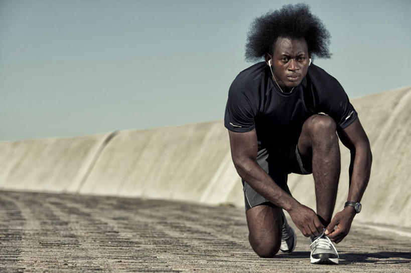 西方人,一个人,跪,笑,微笑,横图,室外,白天,仰视,快乐,满意,幸福,道路,路,公路,欧洲,非洲,黑人,欧洲人,仅一个男性,仅一个人,捆扎,阴影,服装,时间,光线,时钟,手表,影子,墙,音响,交通,音乐,计时,注视,休闲装,娱乐,墙壁,墙面,仅一个年轻男性,衣服,蓝色,蓝天,天空,阳光,耳机,钟表,天,观察,看,享受,休闲,休闲服,表,放松,服饰,晴朗,观看,腕表,察看,舒适,享乐,关注,万里无云,男人,男性,年轻男性,非洲人,钟,晴空,晴空万里,马路,跪着,抬头,仰头,彩图,低角度拍摄,全身