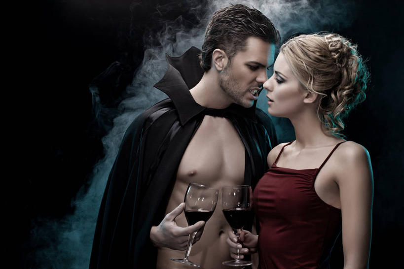 红酒,葡萄酒,西方人,两个人,站,笑,微笑,露齿笑,横图,室内,白天,白色背景,正面,爱情,杯子,吊带,欧洲,欧洲人,握,阴影,服装,节日,庆祝,反射,高脚杯,影子,烟雾,红酒杯,酒类,两杯,浪漫,注视,吊带衫,文化,裸露,相视,玻璃制品,酒,饮料,两个,衣服,黑色,灰色,酒杯,观察,看,站着,庆典,温暖,温馨,面对面,万圣节,红葡萄酒,恩爱,握着,恋人,摄影,服饰,影棚,赤裸,观看,纪念,对视,和睦,察看,互视,衣着,葡萄酒杯,穿着,关注,裸,相对,怪物,吸血鬼,斗篷,相看,衣饰,男人,男性,年轻男性,年轻女性,女人,女性,白种人,情侣,玻璃杯,站立,半身,彩图,影棚拍摄,拍摄,嗜血,血族,伴侣,融洽