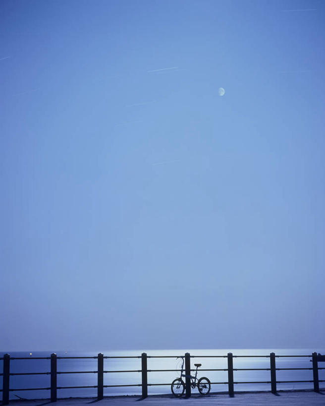 无人,栏杆,码头,竖图,室外,夜晚,正面,旅游,度假,海浪,海洋,美景,道路,港口,路,公路,自行车,景观,浪花,水平线,月亮,围栏,辽阔,交通,海平线,月光,娱乐,护栏,车,脚踏车,蓝色,蓝天,天空,自然,海水,交通工具,天,享受,休闲,广阔,景色,放松,晴朗,一望无际,明亮,自然风光,载具,海景,万里无云,皎洁,无边无际,一马平川,大海,风浪,海,海水的波动,近岸浪,涌浪,晴空,晴空万里,马路,彩图,摆渡口,埠头,渡口,渡头,港湾,海港,货运码头,口岸,商港,水天相接,水天一线