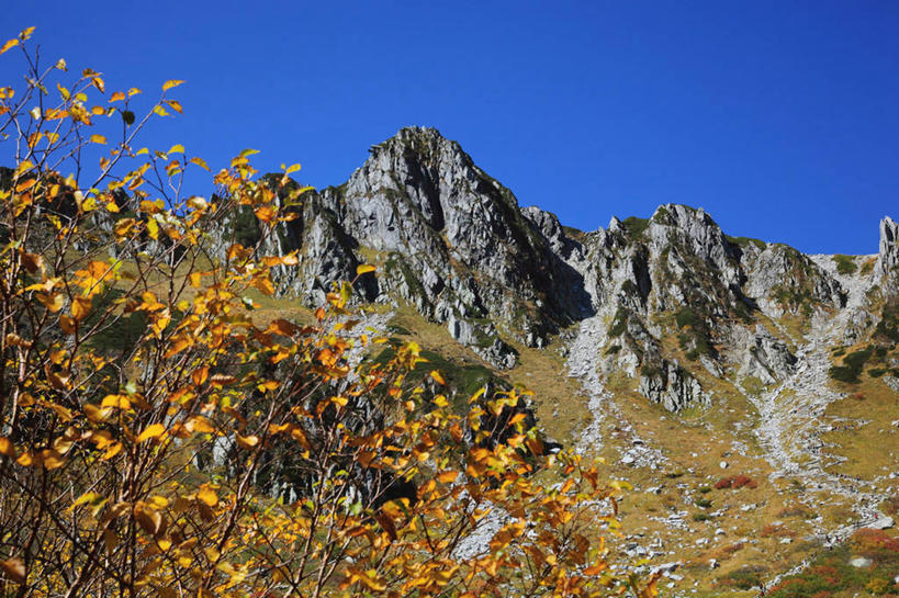 无人,横图,室外,白天,仰视,旅游,度假,美景,秋季,山,山脉,植物,日本,亚洲,阴影,枯萎,光线,影子,景观,山峰,枯草,山峦,娱乐,草,黄色,蓝色,蓝天,天空,阳光,自然,群山,天,享受,休闲,景色,放松,晴朗,自然风光,东亚,本州,万里无云,本州岛,日本国,近畿地方,近畿,和歌山,和歌山县,晴空,晴空万里,秋,秋天,彩图,低角度拍摄,白滨町,西牟娄郡,千叠敷
