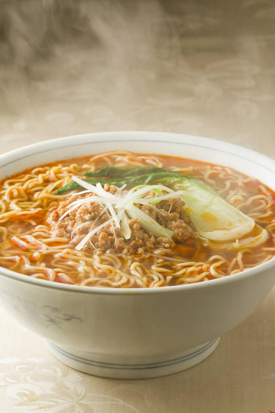 面食,面条,无人,竖图,俯视,室内,特写,白天,烹饪,中餐,雾,餐桌,桌子,蔬菜,一堆,许多,阴影,堆叠,堆积,沸腾,灰色背景,新鲜,反射,蒸汽,影子,陶瓷,葱,青菜,青葱,面,肉,料理,食品,陶瓷制品,水蒸气,很多,菜肴,美食,肉类,食物,一个,容器,碗,中式,摄影,佳肴,有机食品,绿色食品,影棚,单个,餐台,储藏,堆,储存,川菜,小白菜,肉食,蒸发,一碗,不结球白菜,四川菜,彩图,高角度拍摄,影棚拍摄,拍摄,担担面,贮存