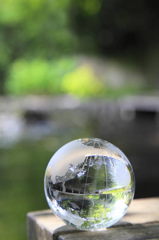 无人,竖图,室外,特写,白天,正面,仪器,海洋,河流,树林,水,植物,桌子,地图,日本,亚洲,阴影,朦胧,模糊,透明,光线,网格,木制,地球仪,线条,影子,世界地图,地球,河水,陆地,水流,水晶,全球,茶几,球,树,树木,一个,绿色,倒影,阳光,自然,经纬线,模型,木制品,球体,水晶球,地理,国家,生长,单个,成长,大陆,倒映,世界,纬线,版图,经线,东亚,经纬仪,地理学,日本国,反照,彩图,大洋,大洲