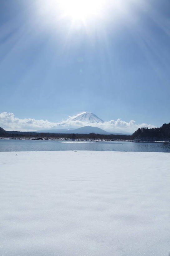 无人,竖图,室外,白天,仰视,旅游,度假,湖,湖泊,美景,水,太阳,雪,大雪,日本,亚洲,阴影,梦幻,发光,光束,光线,影子,湖面,积雪,景观,水流,水面,雪景,冬季,冬天,光亮,娱乐,蓝色,蓝天,天空,阳光,自然,湖水,天,享受,休闲,景色,放松,寒冷,晴朗,未来,发亮,自然风光,东亚,憧憬,本州,万里无云,本州岛,日本国,中部地方,山梨,山梨县,严寒,富士五湖,晴空,晴空万里,彩图,低角度拍摄,南都留郡,精进湖,富士河口湖町