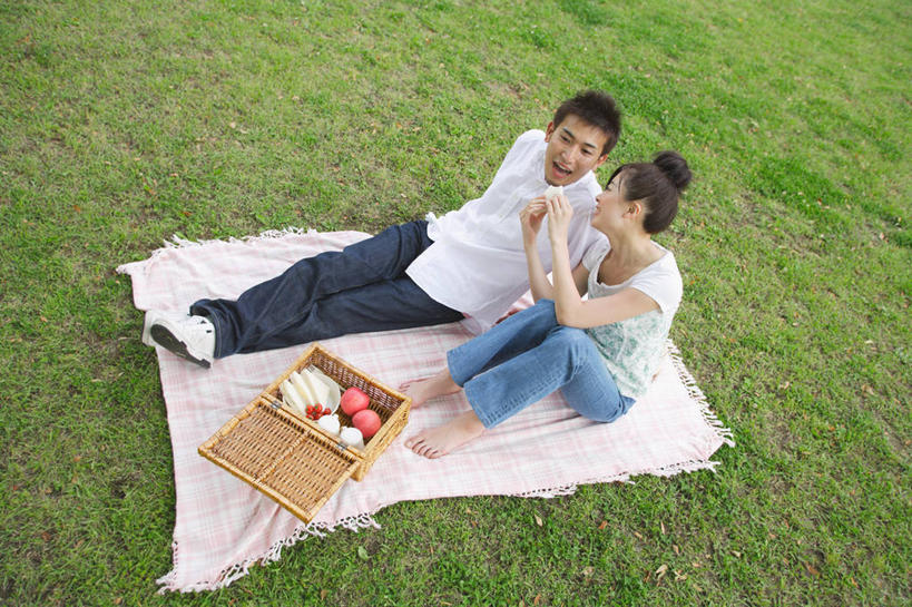 东方人,两个人,家庭,夫妻,坐,吃,横图,俯视,室外,白天,爱情,聚会,烹饪,西餐,草地,草坪,植物,苹果,蔬菜,西红柿,小番茄,水果,亚洲,握,服装,裤子,新鲜,篮子,坐垫,生食,三明治,料理,食品,野餐,果实,浪漫,拿,拿着,注视,牛仔裤,休闲装,黄种人,蔬果,菜肴,美食,草,食物,衣服,绿色,快餐,观察,看,休闲,温暖,温馨,一家人,休闲服,恩爱,西式,握着,恋人,服饰,佳肴,有机食品,绿色食品,观看,和睦,察看,关注,西式快餐,三文治,野餐垫,野餐地毯,多功能毯,食物篮,野炊,小西红柿,樱桃小番茄,珍珠小番茄,男人,男性,年轻男性,年轻女性,女人,女性,亚洲人,年轻人,夫妇,情侣,樱桃番茄,圣女果,番茄,嚼,食,坐着,彩图,高角度拍摄,全身,伴侣,融洽,野餐篮