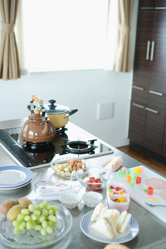 无人,竖图,俯视,室内,特写,白天,烹饪,西餐,厨房,窗户,窗帘,桌面,桌子,蔬菜,西红柿,厨具,玻璃,阴影,朦胧,模糊,新鲜,装饰,反射,壶,影子,三明治,料理,食品,菜肴,美食,玻璃窗,玻璃制品,水壶,食物,帘子,茶壶,容器,碗,快餐,遮阳,西式,佳肴,有机食品,绿色食品,储藏,华丽,修饰,点缀,电磁炉,储存,西式快餐,烹饪用具,三文治,衬托,美观,雅致,雅观,烹调用具,洋柿子,柑仔蜜,番茄,臭柿,烹调,彩图,高角度拍摄,灶间,电磁灶,火锅炉,厨房料理台,六月柿,贮存,料理台,喜报三元