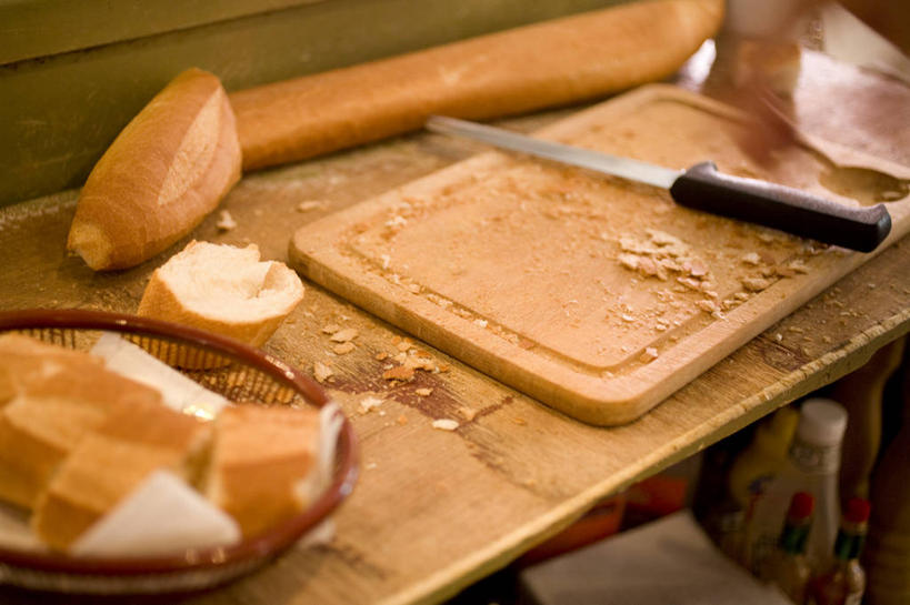 点心,面包,无人,商店,交叉,横图,俯视,室内,特写,白天,厨房,桌面,桌子,竹子,金属制品,竹制,朦胧,模糊,编织,金属,工具,篮子,食品,面点,案板,刀具,商铺,砧板,食物,糕点,一个,竹篮,刀,单个,竹条,交织,竹制品,市肆,商号,穿插,面包店,面包刀,彩图,高角度拍摄,灶间,店铺,厨房料理台,料理台