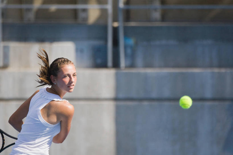 西方人,一个人,运动员,栏杆,站,横图,室外,白天,侧面,锻炼,快乐,比赛,运动,竞争,网球,欧洲,欧洲人,仅一个年轻女性,仅一个女性,仅一个人,握,阴影,服装,朦胧,模糊,光线,背心,网球拍,影子,围栏,看台,球拍,网球装备,网球运动员,注视,娱乐,运动器械,护栏,座位,衣服,白色,阳光,观察,看,站着,休闲,健身器械,握着,服饰,观看,舞动,察看,挥舞,体育运动,衣着,穿着,关注,健身器材,衣饰,坐位,体育,网球比赛,网球赛,网球运动,年轻女性,女人,女性,白种人,体育运动员,运动选手,站立,半身,彩图,健身,运动器材