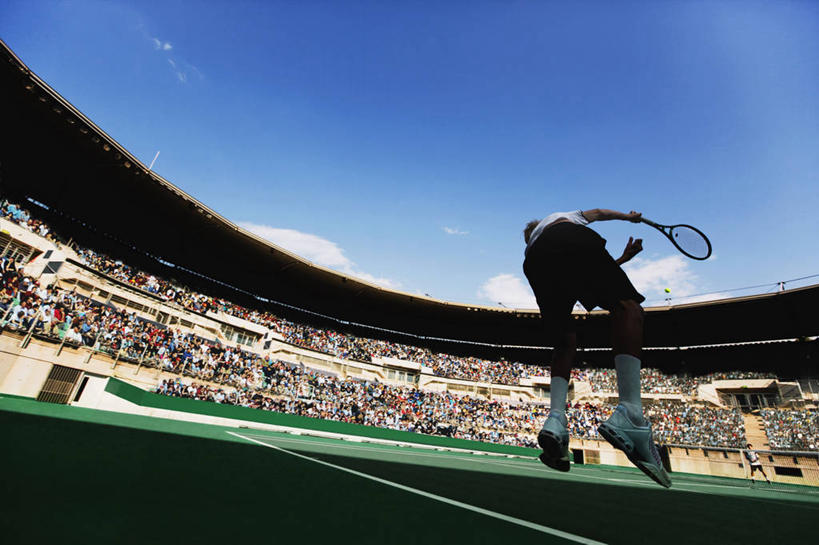 西方人,一个人,运动员,跳,横图,室外,白天,仰视,运动服,运动鞋,锻炼,快乐,比赛,运动,竞争,鞋子,欧洲,欧洲人,仅一个男性,仅一个人,握,阴影,服装,裤子,光线,网球拍,影子,云,云朵,球场,网球场,球拍,网球装备,网球运动员,云彩,娱乐,运动器械,场地,运动裤,仅一个年轻男性,衣服,蓝色,白云,蓝天,天空,阳光,天,休闲,健身器械,握着,服饰,晴朗,舞动,休闲鞋,挥舞,体育运动,衣着,穿着,健身器材,衣饰,体育,网球比赛,网球赛,男人,男性,年轻男性,白种人,晴空,体育运动员,运动选手,跳跃,彩图,低角度拍摄,全身,健身,网球场地,草地球场,运动器材,运动装