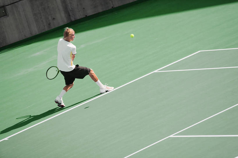 西方人,一个人,运动员,站,横图,室外,白天,侧面,运动服,运动鞋,锻炼,快乐,比赛,运动,竞争,网球,鞋子,欧洲,欧洲人,仅一个男性,仅一个人,握,阴影,服装,裤子,光线,网球拍,影子,球场,网球场,分界线,球拍,网球装备,网球运动员,扭头,注视,娱乐,运动器械,场地,运动裤,仅一个年轻男性,一个,衣服,白色,阳光,观察,看,站着,转头,休闲,健身器械,握着,服饰,单个,观看,休闲鞋,察看,体育运动,衣着,穿着,关注,健身器材,衣饰,体育,网球比赛,网球赛,网球运动,男人,男性,年轻男性,白种人,体育运动员,运动选手,站立,彩图,全身,健身,网球场地,草地球场,运动器材,运动装