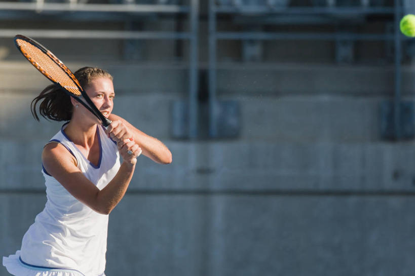 西方人,一个人,运动员,站,举,横图,室外,白天,正面,运动服,锻炼,快乐,比赛,运动,竞争,网球,欧洲,欧洲人,仅一个年轻女性,仅一个女性,仅一个人,握,阴影,服装,朦胧,模糊,光线,网球拍,影子,看台,球拍,网球装备,网球运动员,注视,娱乐,运动器械,座位,一个,衣服,白色,阳光,观察,看,托,站着,休闲,健身器械,握着,服饰,单个,观看,舞动,察看,挥舞,体育运动,衣着,穿着,关注,健身器材,衣饰,坐位,体育,网球比赛,网球赛,网球运动,年轻女性,女人,女性,白种人,体育运动员,运动选手,举起,举手,举着,向上举,向上伸,向上托,站立,半身,彩图,健身,运动器材,运动装