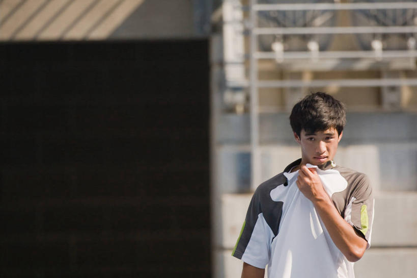 东方人,一个人,运动员,站,横图,室外,白天,正面,运动服,锻炼,快乐,比赛,运动,竞争,亚洲,仅一个男性,仅一个人,擦,抚摸,握,阴影,服装,朦胧,模糊,光线,影子,球场,网球场,看台,网球运动员,注视,黄种人,娱乐,场地,座位,仅一个年轻男性,衣服,阳光,观察,看,站着,休闲,擦拭,握着,服饰,观看,察看,体育运动,衣着,穿着,关注,衣饰,坐位,揩擦,拭,体育,网球比赛,网球赛,男人,男性,年轻男性,亚洲人,体育运动员,运动选手,站立,半身,彩图,健身,网球场地,轻抚,运动装