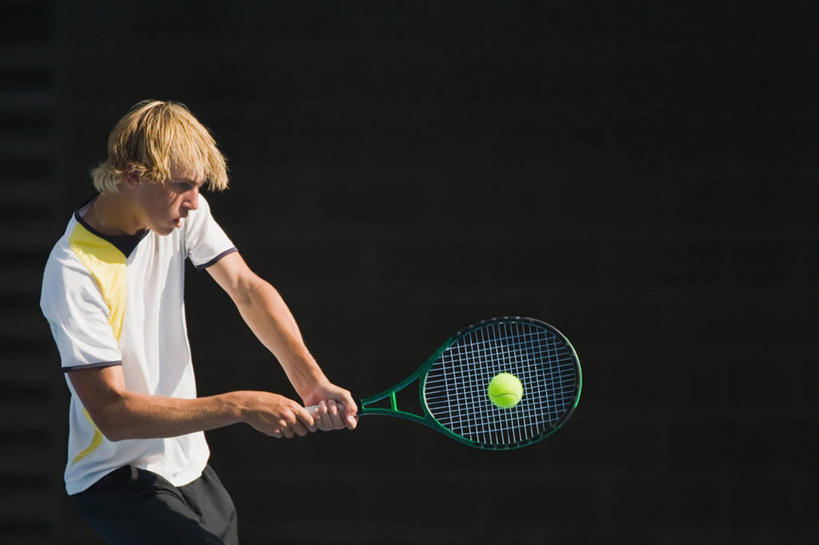 西方人,一个人,运动员,站,横图,室外,白天,侧面,运动服,锻炼,快乐,比赛,运动,竞争,网球,欧洲,欧洲人,仅一个男性,仅一个人,握,阴影,黑色背景,服装,裤子,光线,网球拍,影子,球场,网球场,球拍,网球装备,网球运动员,注视,娱乐,运动器械,场地,运动裤,仅一个年轻男性,衣服,阳光,低头,观察,看,站着,休闲,健身器械,握着,服饰,观看,舞动,察看,挥舞,体育运动,衣着,穿着,关注,健身器材,衣饰,体育,网球比赛,网球赛,网球运动,男人,男性,年轻男性,白种人,体育运动员,运动选手,站立,半身,彩图,健身,网球场地,运动器材,运动装