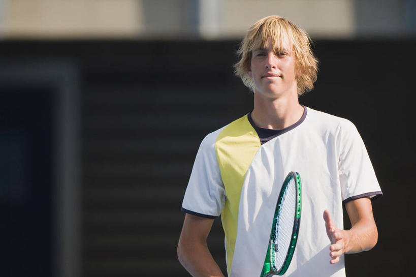 西方人,一个人,运动员,站,笑,微笑,横图,室外,白天,正面,运动服,锻炼,快乐,比赛,运动,竞争,欧洲,欧洲人,仅一个男性,仅一个人,握,阴影,服装,朦胧,模糊,光线,网球拍,影子,球拍,网球装备,网球运动员,注视,娱乐,运动器械,仅一个年轻男性,一个,衣服,白色,阳光,观察,看,站着,休闲,健身器械,握着,服饰,单个,观看,察看,体育运动,衣着,穿着,关注,健身器材,衣饰,体育,网球比赛,网球赛,男人,男性,年轻男性,白种人,体育运动员,运动选手,站立,半身,彩图,健身,运动器材,运动装