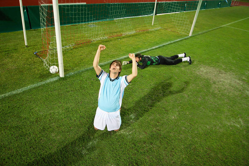 西方人,两个人,运动员,足球场,跪,举,闭眼,横图,俯视,室外,夜晚,运动服,锻炼,快乐,比赛,运动,竞争,足球,草地,草坪,植物,欧洲,欧洲人,阴影,服装,光线,球门,影子,灯光,足球装备,足球运动员,娱乐,运动器械,草,一个,衣服,绿色,托,休闲,健身器械,服饰,单个,体育运动,衣着,穿着,健身器材,绿茵场,蹴鞠,衣饰,体育,足球运动,男人,男性,年轻男性,白种人,体育运动员,运动选手,闭眼睛,闭着眼,闭着眼睛,跪着,举起,举手,举着,抬头,向上举,向上伸,向上托,仰头,彩图,高角度拍摄,全身,健身,足球比赛场地,运动器材,运动装