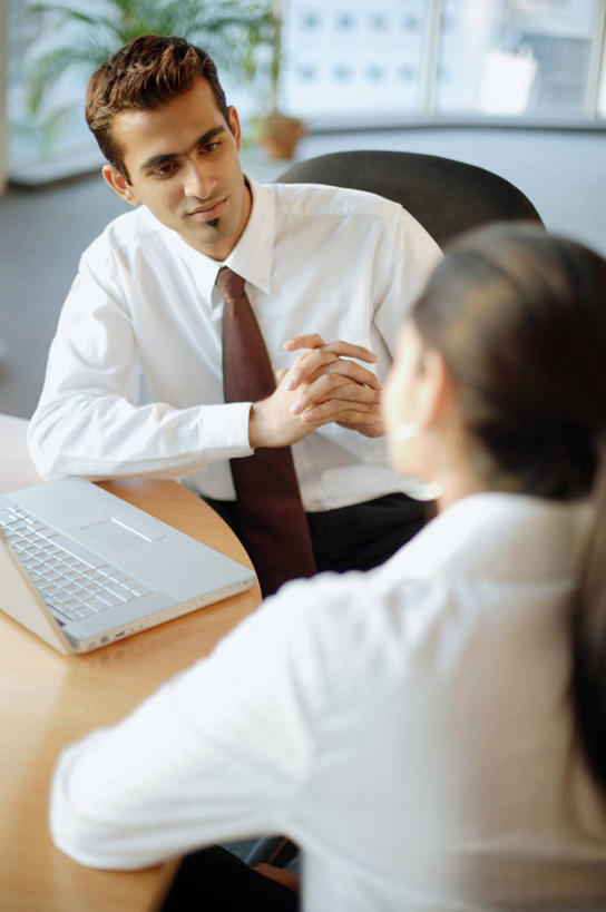 两个人,同事,商务人士,商务男性,商务女性,办公室,坐,竖图,俯视,室内,白天,衬衫,成功,合作,团队,集体,信心,电脑,笔记本电脑,植物,窗户,家具,桌子,椅子,亚洲,阴影,套装,反射,网络,盆栽,影子,办公桌,领带,盆景,注视,通讯设备,队伍,玻璃窗,相视,绿色,自然,会议椅,观察,看,面对面,生长,成长,观看,对视,一台,办公椅,察看,无线,领导,互视,象征,庄重,成就,关注,通信设备,相对,商务装,身份,无线网络,合伙,领袖,无线上网,便携式电脑,工薪阶层,相看,办公家具,正式,地位,商务椅,培训椅,手提电脑,男人,男性,年轻男性,年轻女性,女人,女性,亚洲人,印度人,白领,上班族,坐着,半身,彩图,高角度拍摄,衬衣