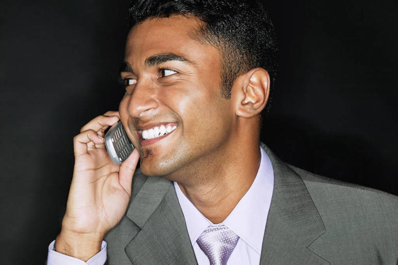 脸,头,脸颊,脖子,手,一个人,商务人士,商务男性,笑,打电话,微笑,露齿笑,横图,室内,特写,白天,正面,衬衫,电话,手机,亚洲,仅一个男性,仅一个人,握,阴影,黑色背景,套装,反射,影子,领带,拿,听,拿着,扭头,注视,通讯设备,肩膀,仅一个年轻男性,观察,看,转头,手部,握着,摄影,影棚,观看,单手,察看,象征,庄重,关注,商务装,身份,工薪阶层,一部,正式,地位,交流,男人,男性,年轻男性,亚洲人,印度人,头部,脖,颈,颈部,脸部,脸蛋,面部,白领,上班族,沟通,通话,半身,彩图,影棚拍摄,衬衣,拍摄