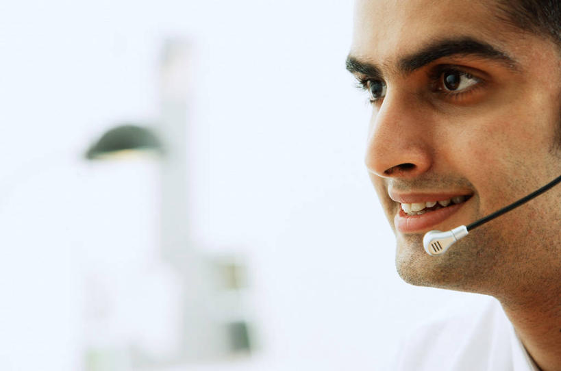 脸,头,脸颊,一个人,商务人士,商务男性,笑,微笑,露齿笑,横图,室内,特写,白天,正面,衬衫,亚洲,仅一个男性,仅一个人,套装,朦胧,模糊,注视,仅一个年轻男性,耳机,耳麦,话筒,观察,看,观看,察看,麦克风,头戴式耳麦,关注,扩音器,商务装,传声器,工薪阶层,微音器,男人,男性,年轻男性,亚洲人,印度人,头部,脸部,脸蛋,面部,白领,上班族,半身,彩图,衬衣,头戴式耳机