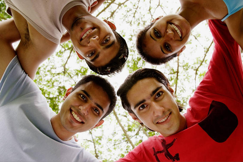 四个人,伙伴,朋友,站,抱,笑,微笑,露齿笑,横图,室外,白天,仰视,友谊,植物,亚洲,弯腰,阴影,服装,光线,影子,注视,休闲装,树,树木,衣服,绿色,阳光,自然,观察,看,站着,休闲,休闲服,服饰,生长,成长,抱着,观看,察看,搂着,关注,弯身,友情,男人,男性,年轻男性,亚洲人,印度人,怀抱,搂,搂抱,相抱,拥抱,站立,半身,彩图,低角度拍摄