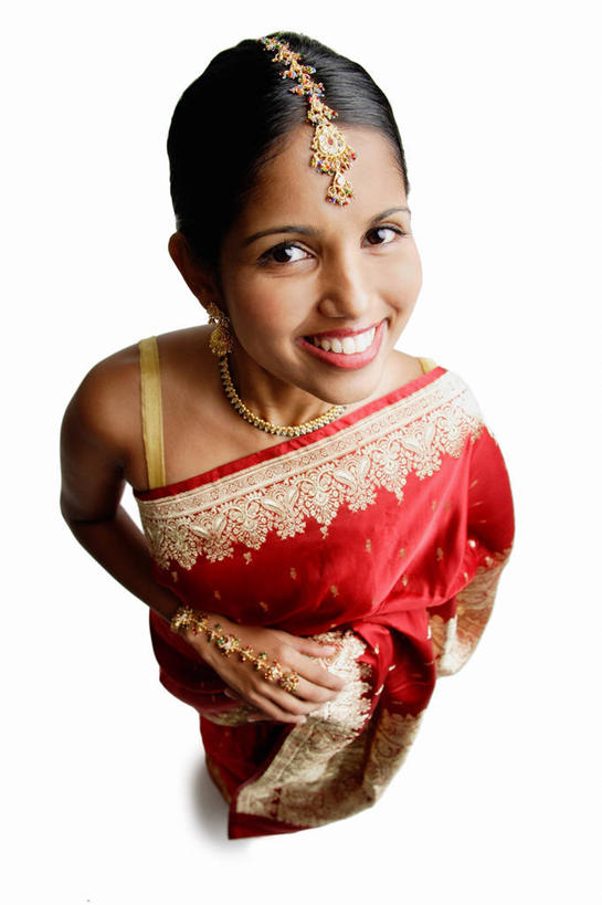 一个人,站,笑,微笑,露齿笑,竖图,俯视,室内,白天,白色背景,民族服装,亚洲,仅一个年轻女性,仅一个女性,仅一个人,装饰,头饰,注视,观察,看,站着,摄影,服饰,影棚,观看,飘逸,华丽,修饰,点缀,察看,庄重,关注,追求,纱丽,衬托,美观,雅致,雅观,纱丽服,清婉,妍丽,年轻女性,女人,女性,亚洲人,印度人,抬头,仰头,站立,彩图,高角度拍摄,全身,影棚拍摄,传统服装,民俗服,拍摄,奢华