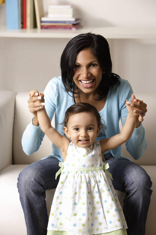 婴儿,儿童,两个人,家庭,母亲,客厅,站,坐,举,握手,笑,微笑,露齿笑,竖图,室内,白天,正面,纯洁,靠垫,沙发,书籍,亚洲,服装,靠枕,置物架,注视,休闲装,架子,小孩,衣服,书本,垫子,枕头,观察,看,托,站着,休闲,温暖,温馨,一家人,休闲服,可爱,母爱,童年,童趣,服饰,活泼,观看,和睦,察看,起居室,关注,宝宝,陈列架,布艺沙发,童真,纯真,烂漫,无邪,母婴,搁架,客堂,伶俐,天真,年轻女性,女人,女性,亚洲人,印度人,孩子,年轻人,书,图书,搀手,举起,举手,举着,拉手,手搀手,手拉手,手牵手,手握手,向上举,向上伸,向上托,站立,坐着,半身,彩图,融洽