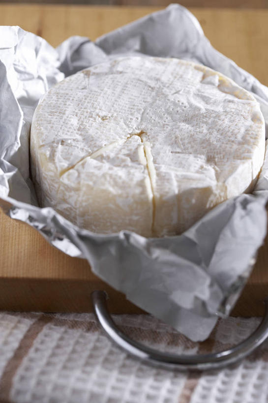 奶酪,无人,竖图,俯视,室内,特写,白天,一块,阴影,反射,圆形,包装,包装纸,图形,影子,圆,纸,干酪,起司,案板,纸张,芝士,几何,营养,砧板,乳酪,包装材料,乳制品,数学,发酵,卡门培尔干酪,卡蒙贝尔奶酪,彩图,高角度拍摄,几何图形,平面图形