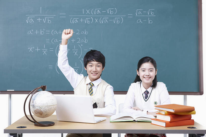 东方人,两个人,伙伴,朋友,学校,坐,举,笑,微笑,露齿笑,横图,室内,白天,正面,制服,快乐,兴奋,友谊,骄傲,成功,胜利,电脑,笔记本电脑,仪器,海洋,桌子,地图,书籍,亚洲,握,服装,网格,网络,地球仪,线条,世界地图,地球,陆地,领带,全球,注视,黄种人,通讯设备,书桌,校园,球,经纬线,课桌,模型,黑板,书本,观察,看,托,握拳,教室,球体,同学,校服,自信,教学,握着,地理,国家,观看,大陆,察看,世界,无线,课堂,象征,庄重,校友,关注,通信设备,身份,无线网络,纬线,版图,经线,无线上网,便携式电脑,学生服,经纬仪,地理学,正式,地位,同窗,学友,耐磨,教学黑板,友情,手提电脑,男人,男性,年轻男性,年轻女性,女人,女性,亚洲人,书,图书,举起,举手,举着,向上举,向上伸,向上托,坐着,半身,彩图,欢乐,开心,日本校服,大洋,大洲