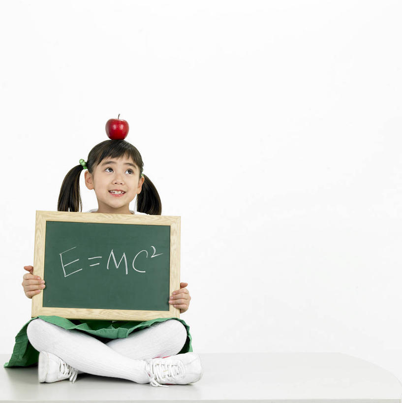 东方人,儿童,一个人,坐,笑,盘腿,微笑,露齿笑,竖图,室内,白天,白色背景,正面,裙子,纯洁,苹果,水果,亚洲,仅一个女性,仅一个人,握,连衣裙,新鲜,英文,标志,符号,文字,字符,字母,生食,食品,果实,拿,拿着,注视,黄种人,标识,食物,小孩,黑板,观察,看,仅一个小孩,可爱,童年,童趣,教学,握着,摄影,有机食品,绿色食品,影棚,观看,英文字母,察看,关注,公式,童真,阿拉伯文,烂漫,无邪,物理,阿拉伯语,阿拉伯字母,耐磨,教学黑板,天真,女孩,女人,女性,亚洲人,孩子,盘腿而坐,盘膝,盘着腿的,盘着腿坐,双腿交叉,坐着,彩图,全身,影棚拍摄,拍摄,物理公式,女生