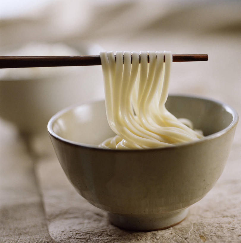 面食,面条,无人,竖图,室内,特写,白天,正面,餐桌,筷子,桌子,餐具,一双,阴影,朦胧,模糊,反射,影子,陶瓷,面,陶瓷制品,文化,传统,一个,容器,碗,单个,餐台,储藏,礼节,储存,礼仪,进餐用具,彩图,贮存