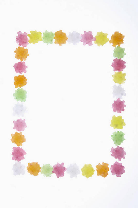 无人,竖图,彩色,插画,室内,白天,白色背景,正面,数码,科技,一排,许多,阴影,整齐,并列,并排,网络,食品,糖,糖果,甜点,甜品,软糖,很多,高光,几何,计算机图形,合成,图画,画,食物,排列,甜食,五颜六色,色彩斑斓,电脑合成图,数码合成图,合成图,队列,五彩缤纷,平行,漫画,写实,具体,具象,五彩斑斓,五光十色,彩图