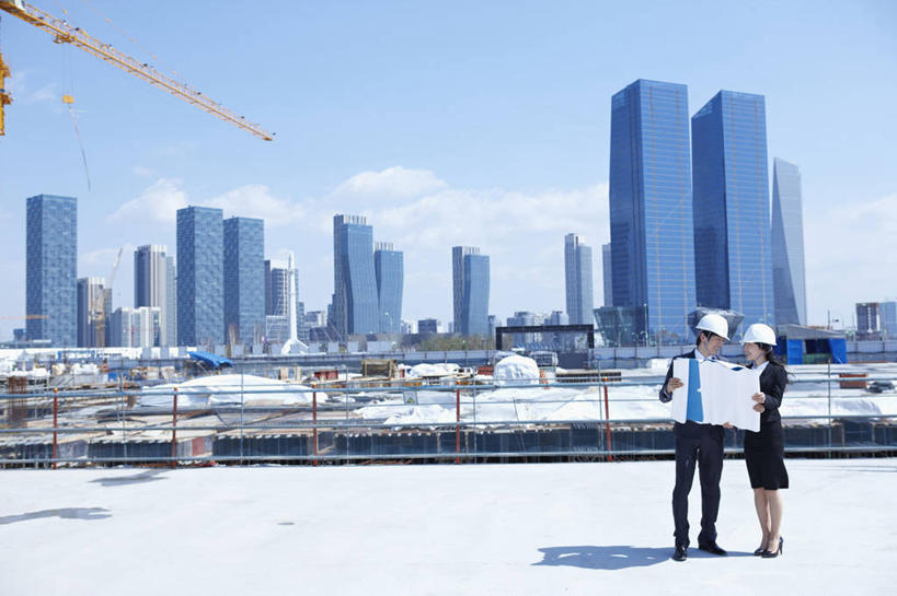 东方人,两个人,同事,商务人士,商务男性,商务女性,高楼大厦,栏杆,站,横图,室外,白天,正面,高跟鞋,衬衫,时尚,成功,合作,团队,集体,信心,技术,大厦,建筑,摩天大楼,船,帽子,鞋子,亚洲,两顶,握,阴影,套装,光线,头盔,图纸,影子,云,云朵,围栏,游艇,领带,设计图,云彩,扭头,注视,黄种人,设备,队伍,护栏,相视,吊车,施工,蓝色,白云,蓝天,天空,阳光,安全帽,交通工具,天,观察,看,站着,转头,面对面,机械,起重机,握着,晴朗,观看,对视,工程,察看,领导,互视,象征,庄重,成就,关注,时髦,载具,相对,商务装,身份,合伙,领袖,工程图,草图,蓝图,工薪阶层,相看,正式,地位,工作车,施工车,汽车吊,时兴,男人,男性,年轻男性,年轻女性,女人,女性,亚洲人,白领,上班族,设计,晴空,站立,彩图,全身,衬衣,大楼,高层建筑,高楼,摩天楼