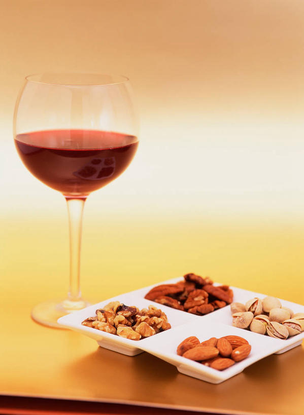 红酒,葡萄酒,无人,竖图,室内,特写,白天,正面,餐桌,桌子,杏仁,杯子,餐具,一堆,许多,橙色背景,阴影,堆叠,堆积,反射,碟子,高脚杯,盘,影子,坚果,果实,红酒杯,酒类,很多,一杯,玻璃制品,酒,饮料,盘子,酒杯,碟,干果,红葡萄酒,摄影,影棚,餐台,堆,葡萄酒杯,玻璃杯,杏子,杏梅仁,杏核仁,木落子,苦杏仁,彩图,影棚拍摄,拍摄