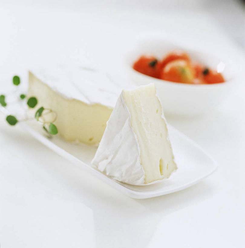 奶酪,无人,竖图,俯视,室内,特写,白天,白色背景,植物,蔬菜,西红柿,小番茄,餐具,叶子,阴影,朦胧,模糊,新鲜,反射,碟子,盘,纹理,影子,陶瓷,干酪,起司,食品,绿叶,陶瓷制品,芝士,营养,食物,一个,绿色,盘子,容器,碟,碗,嫩叶,乳酪,摄影,有机食品,绿色食品,影棚,单个,储藏,乳制品,储存,发酵,肌理,卡门培尔干酪,卡蒙贝尔奶酪,小西红柿,樱桃小番茄,珍珠小番茄,叶,叶片,叶脉,樱桃番茄,圣女果,番茄,彩图,高角度拍摄,影棚拍摄,拍摄,贮存