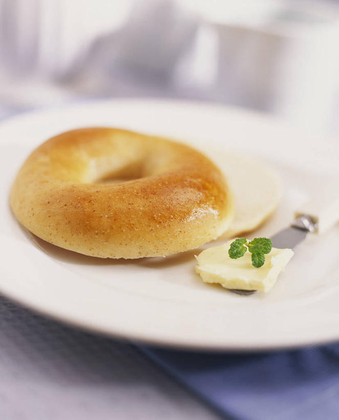 点心,面包,无人,竖图,俯视,室内,特写,白天,餐桌,桌子,餐具,叶子,阴影,朦胧,模糊,装饰,反射,碟子,工具,盘,影子,黄油,食品,面点,绿叶,刀具,食物,糕点,两个,盘子,碟,刀,嫩叶,餐台,华丽,修饰,点缀,配菜,乳制品,餐刀,白脱油,衬托,美观,雅致,雅观,乳脂,百吉饼,贝果面包,叶,叶片,彩图,高角度拍摄