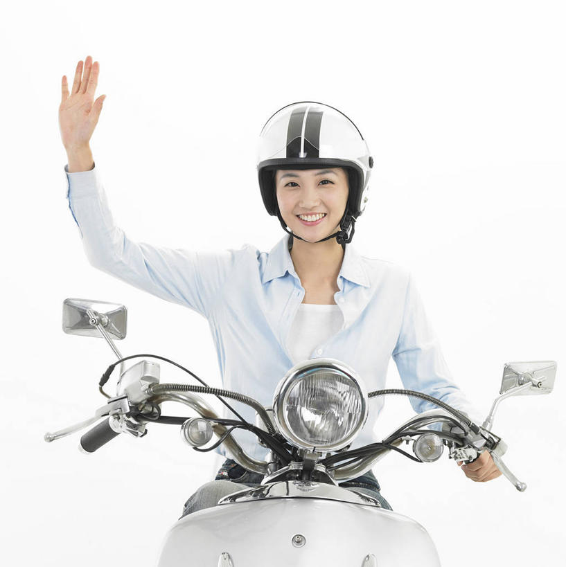 东方人,一个人,坐,举,笑,微笑,露齿笑,竖图,室内,白天,白色背景,正面,摩托车,帽子,照明,亚洲,仅一个年轻女性,仅一个女性,仅一个人,一辆,握,服装,头盔,挥手,注视,休闲装,黄种人,再见,车,灯,衣服,安全帽,精子,灯具,交通工具,观察,看,手势,托,招手,休闲,休闲服,握着,摄影,服饰,影棚,告别,观看,照亮,察看,照明设备,关注,载具,摆动,离别,前照灯,前大灯,车前灯,辞行,生殖细胞,单倍体生殖细胞,雄配子,雄性生殖细胞,雄性细胞,植物精子,年轻女性,女人,女性,亚洲人,举起,举手,举着,向上举,向上伸,向上托,坐着,半身,彩图,影棚拍摄,拍摄