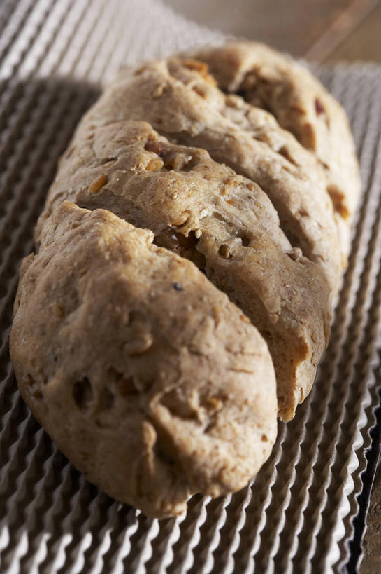 点心,面包,无人,竖图,俯视,室内,特写,白天,餐桌,桌子,葡萄,阴影,朦胧,模糊,反射,影子,食品,面点,食物,糕点,一个,葡萄干,单个,餐台,乌珠木,山葫芦,蒲桃,草龙珠,彩图,高角度拍摄,葡萄干面包