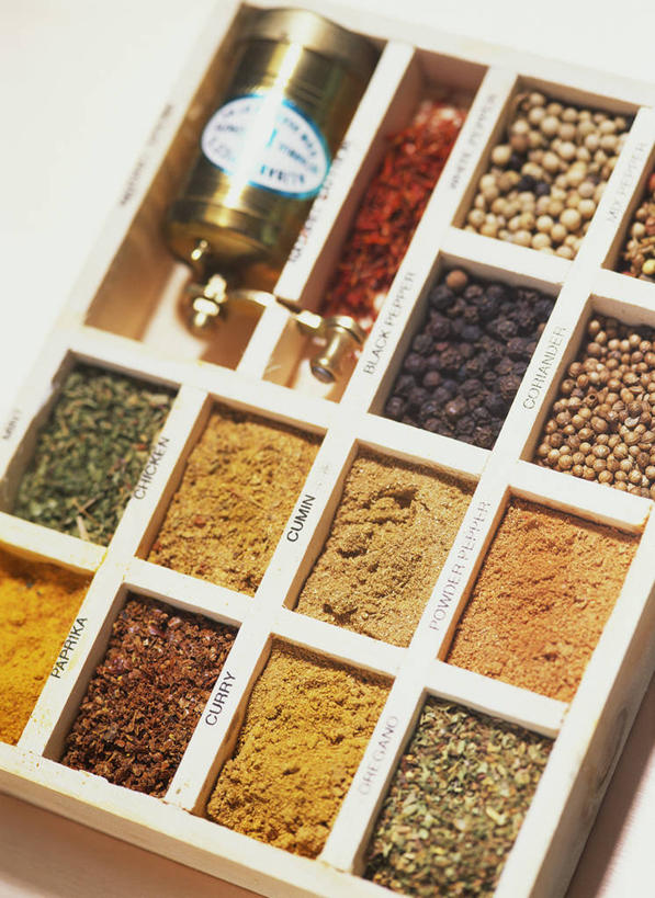 咖哩,无人,竖图,俯视,彩色,室内,特写,白天,白色背景,一排,许多,阴影,整齐,并列,并排,反射,木制,木盒,影子,调料,调味品,很多,调味料,咖喱,排列,木制品,容器,摄影,影棚,储藏,储存,队列,平行,彩图,高角度拍摄,影棚拍摄,拍摄,贮存