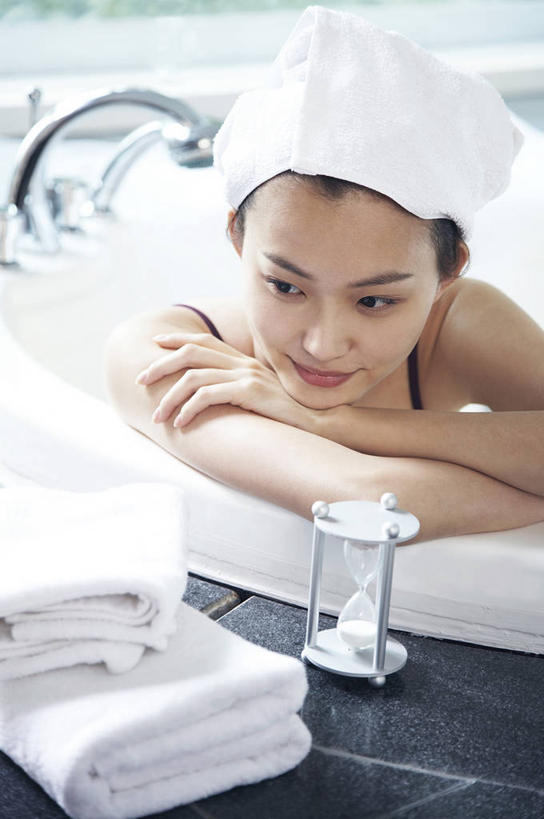 东方人,一个人,坐,笑,微笑,竖图,室内,白天,正面,洗澡,卫生间,浴室,计时器,沙漏,亚洲,仅一个年轻女性,仅一个女性,仅一个人,朦胧,模糊,时间,纺织物,沙子,水龙头,计时,注视,黄种人,干净,裸露,开关,毛巾,浴缸,打开,观察,看,趴着,清洁,享受,健康,放松,保健,赤裸,观看,保暖,定时器,阀门,察看,卫生,准确,开启,关注,精准,裸,卫浴设备,透气,防水,泡汤,水咀,储水,耐磨,吸水,水管装置,年轻女性,女人,女性,亚洲人,淋浴房,趴,坐着,半身,彩图,沐浴,冲凉房,沐浴间,沐浴室